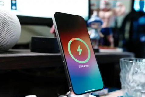 新邱苹果15换屏服务分享用什么充电器给iPhone15充电更好 
